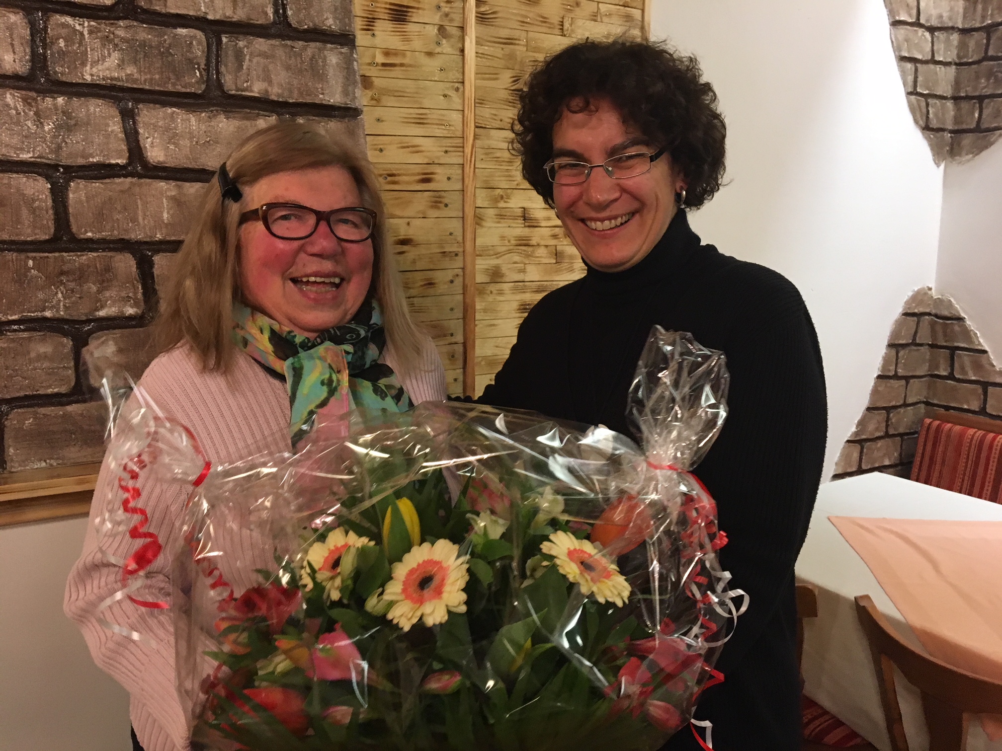 DFF Cadolzburg: Blumen zum Abschied: Kriemhilde Nussbeck und Elizabeth Eder